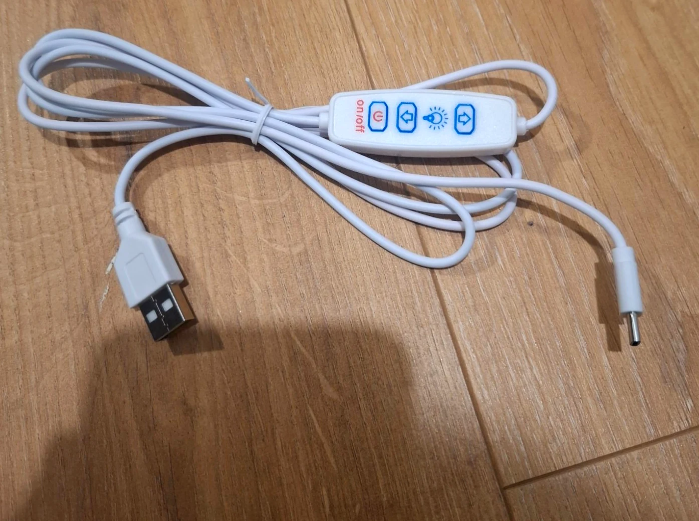 Le câble USB du cadre et son boîtier de réglage