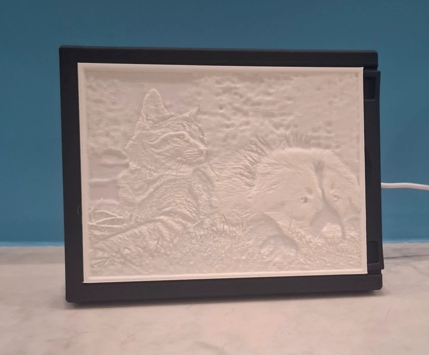 Le cadre imprimé en 3D, sa plaque en place, lumière éteinte