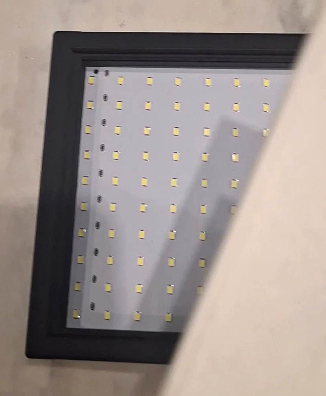 Le panneau LED en place au fond du cadre, avant que la plaque soit posée dessus